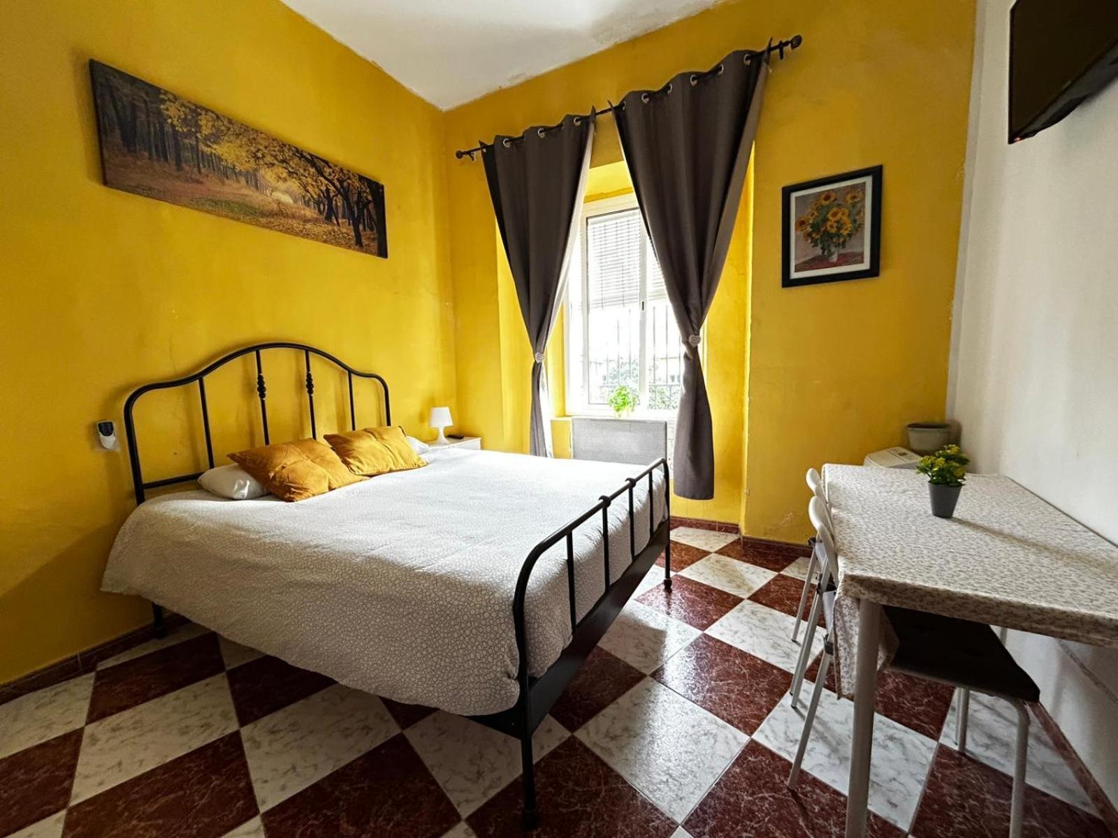 Santa Isabel Low Cost Rooms In Private House Sevilla Exterior foto